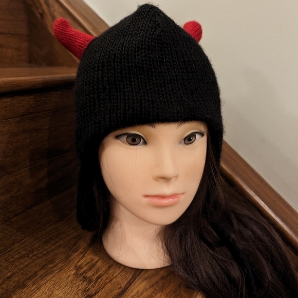 DELUX Knit wits devils hat. Wool, Adult size - Picture 2 of 8